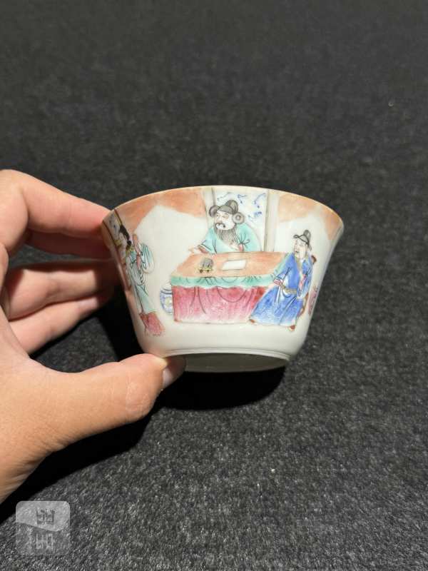 清嘉庆 粉彩人物故事图马蹄杯 - 图2